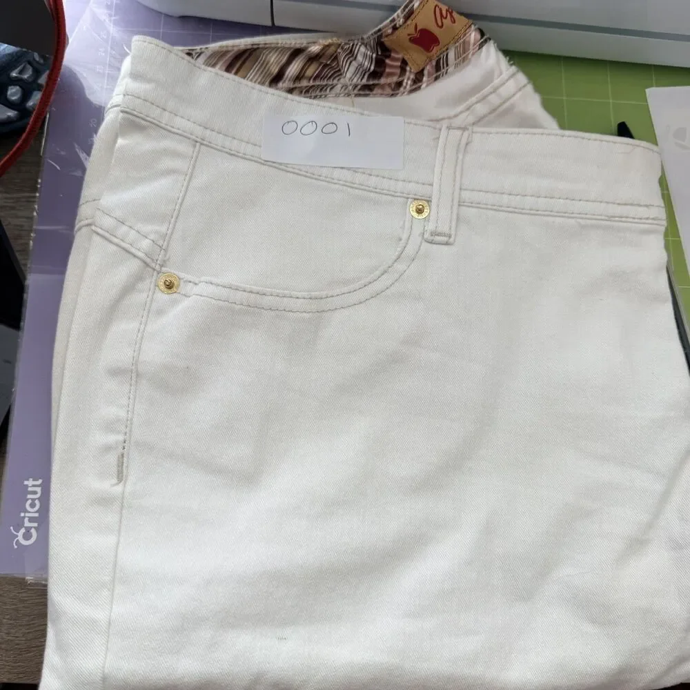 Apple Bottoms Vintage True Y2K White Bermuda Shorts Women’s 11/12 Low Rise